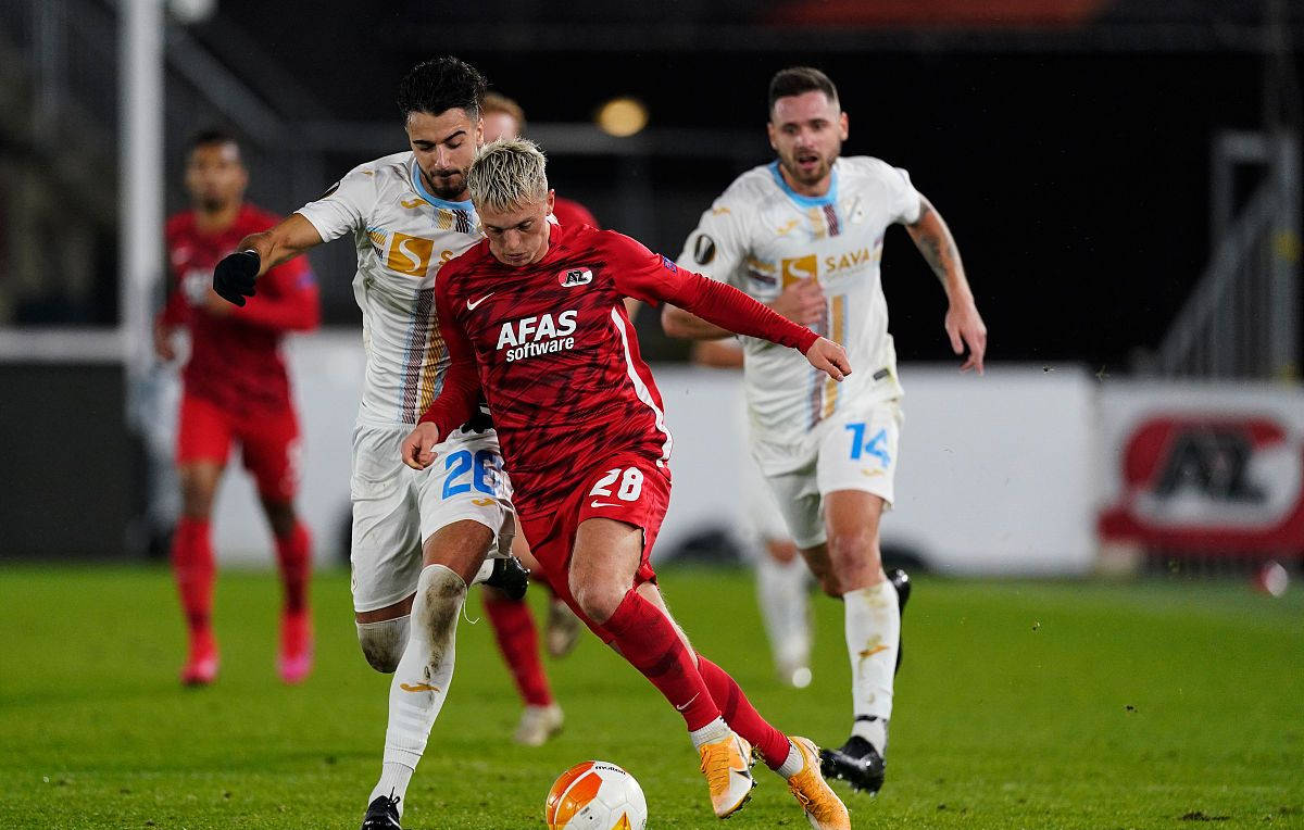 英国正式把用脚踢的球赛命名为富特波尔